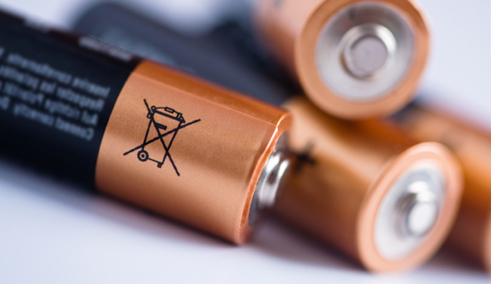 4 baterias Duracell com o ícone de segurança lembrando o uso responsável e o descarte adequado